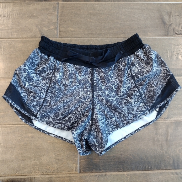 lululemon athletica Pants - LULULEMON Women's Hotty Hot black masked 2.5" LR shorts - 6